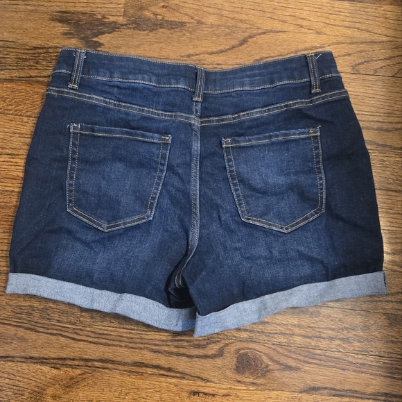 Shorts - Picture 2 of 3